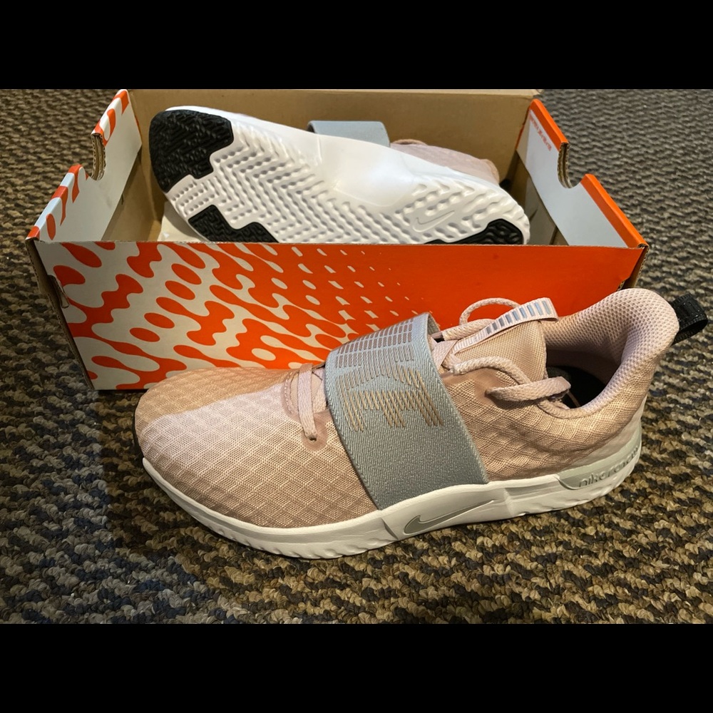 Brand New Never Worn size 7 Nike